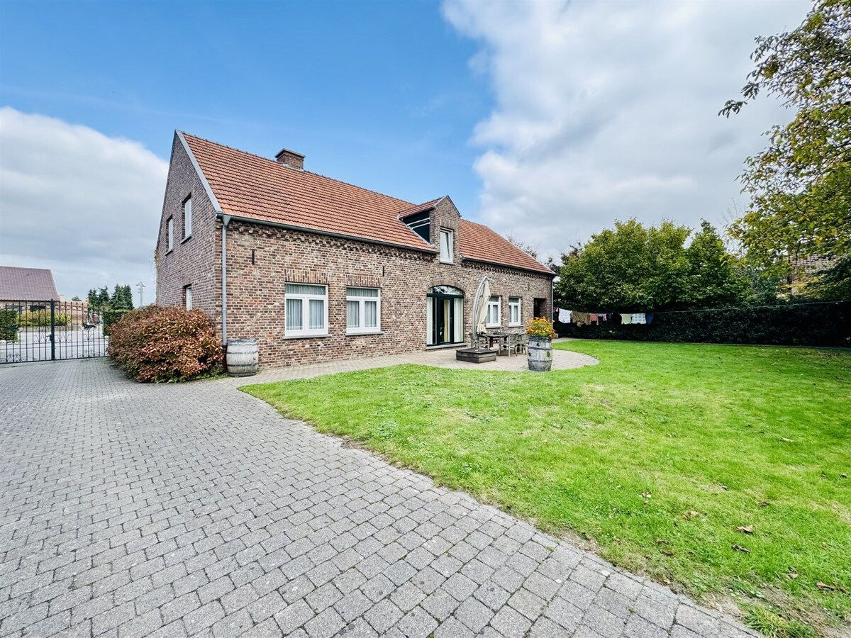 Unieke hoeve met woonst, 3 appartementen en paardenstallen op een ruim perceel van ca 1,2ha te Dilsen-Stokkem 