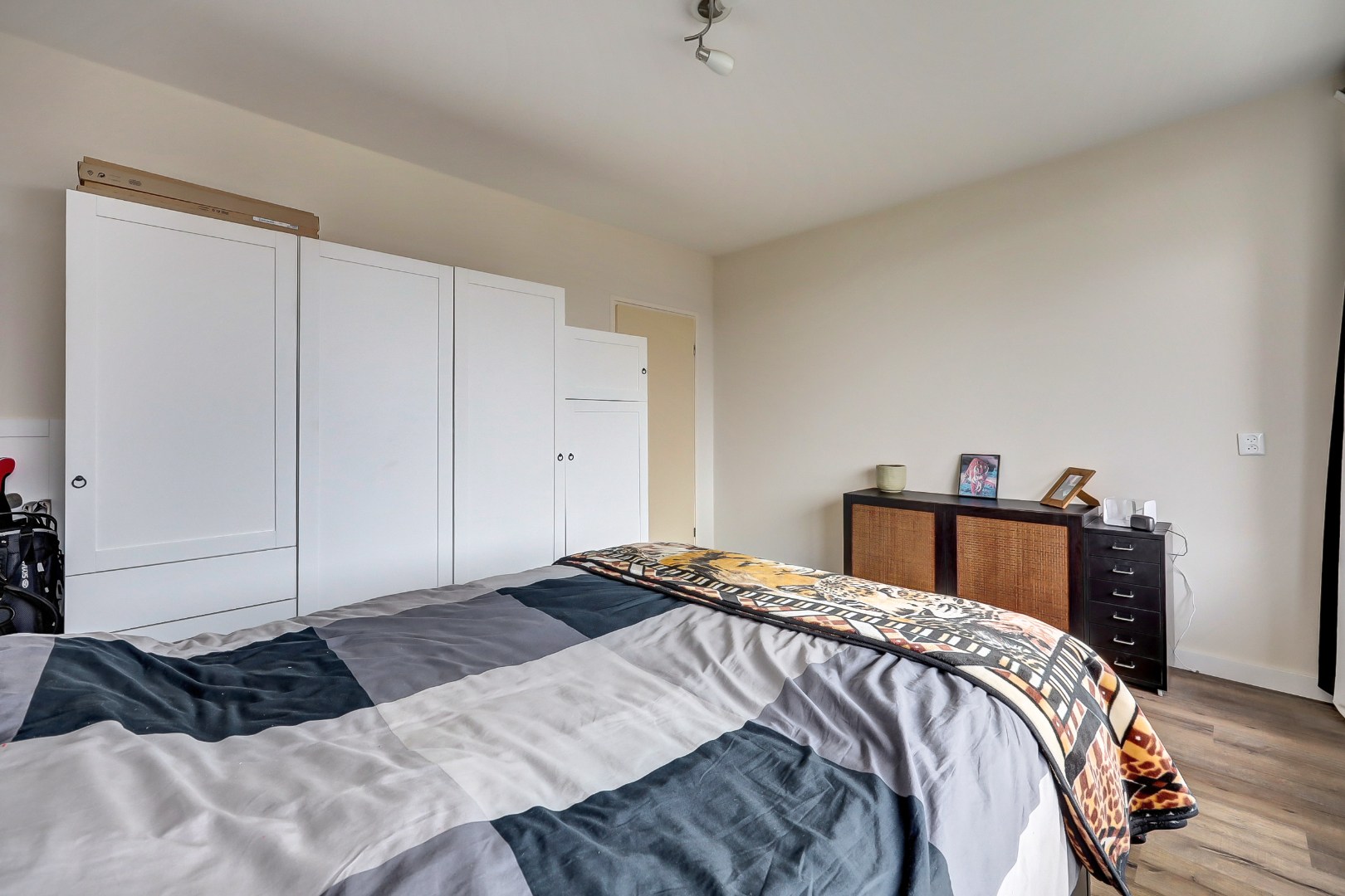 Instapklaar 2-kamer appartement op de 6e verdieping met moderne keuken en badkamer, balkon, berging in de onderbouw en gelegen op eigen grond. 