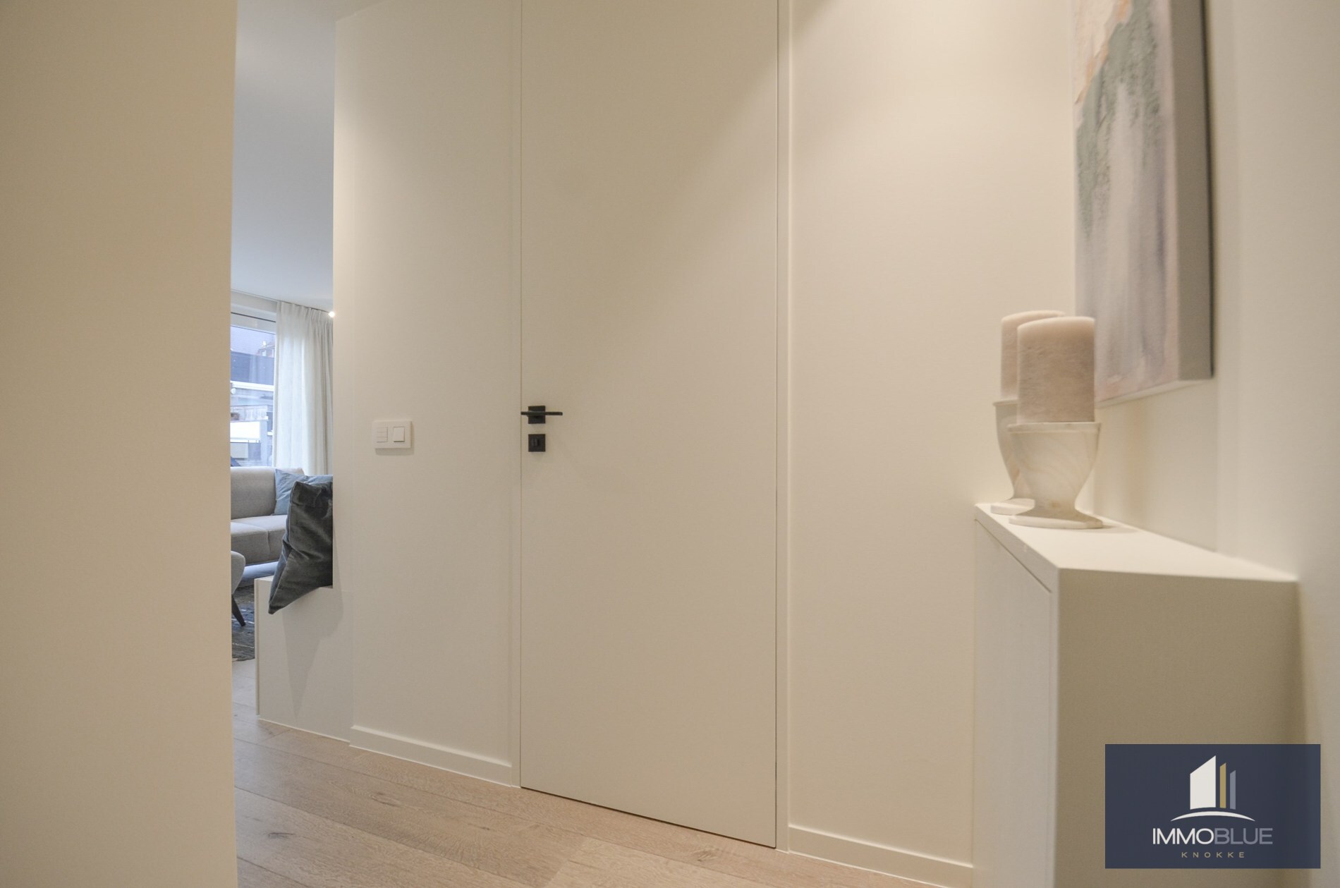 Penthouse entièrement rénové avec deux terrasses spacieuses (+/- 50 m²) situé à deux pas de la mer. 