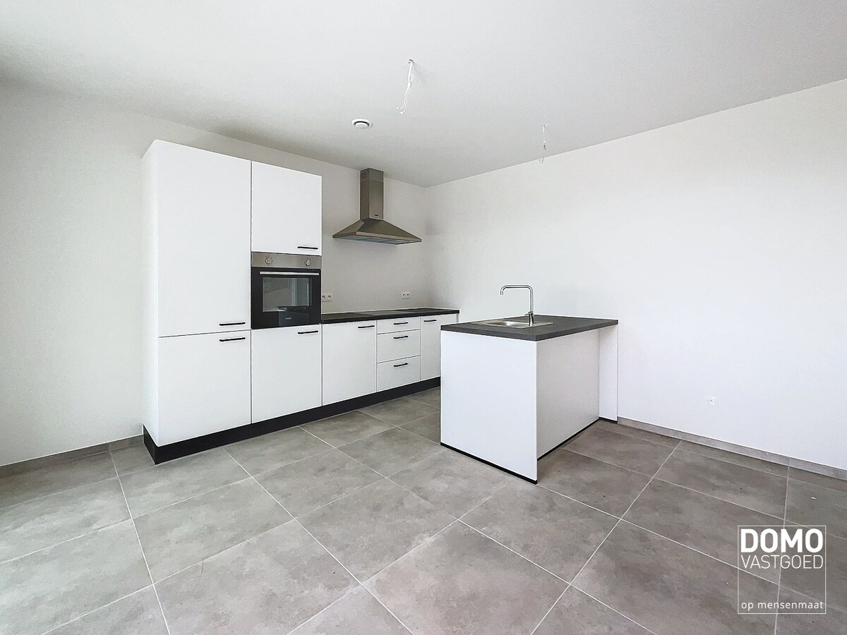 NIEUWBOUWAPPARTEMENT MET 2 SLAAPKAMERS, RUIM TERRAS, ONDERGRONDSE AUTOSTANDPLAATS EN KELDERBERGING AANWEZIG IN MAASMECHELEN 