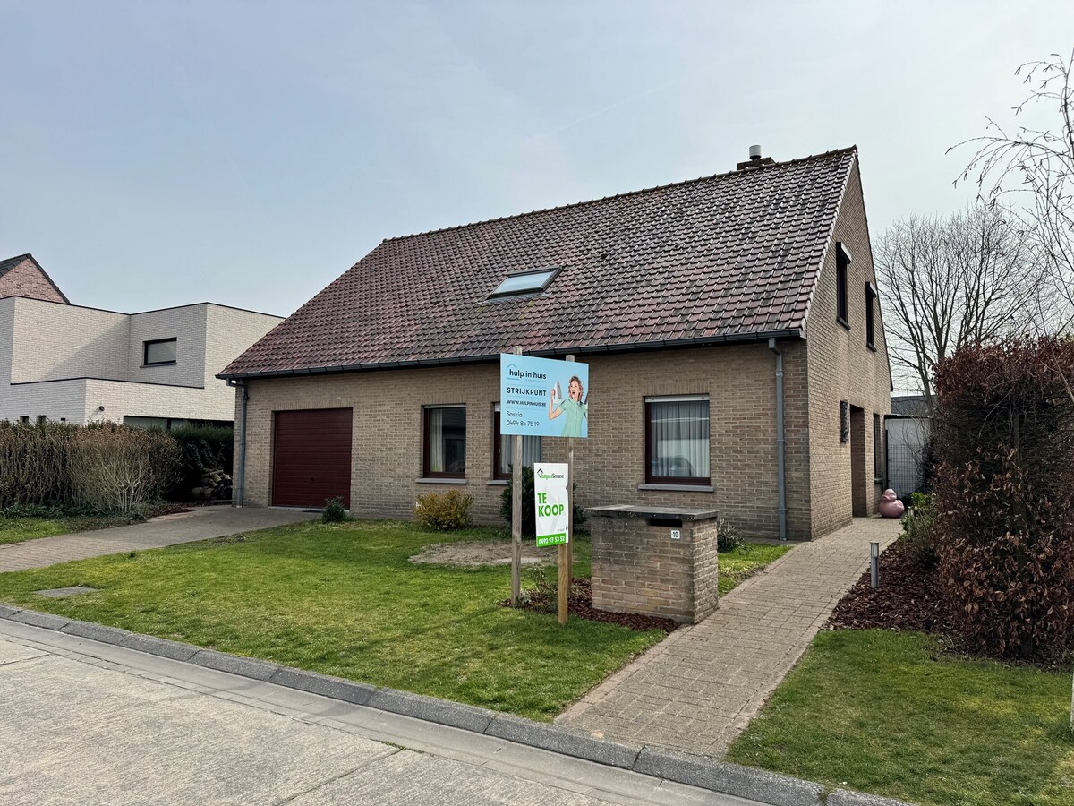 Alleenstaande instapklare gezinswoning met 5 slaapkamers zuidgerichte tuin en garage te Koekelare 