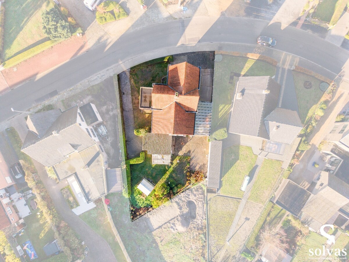 Ruime te renoveren woning met garage, tuin en 4 slaapkamers in Lembeke, bouwjaar 1960, energielabel G 