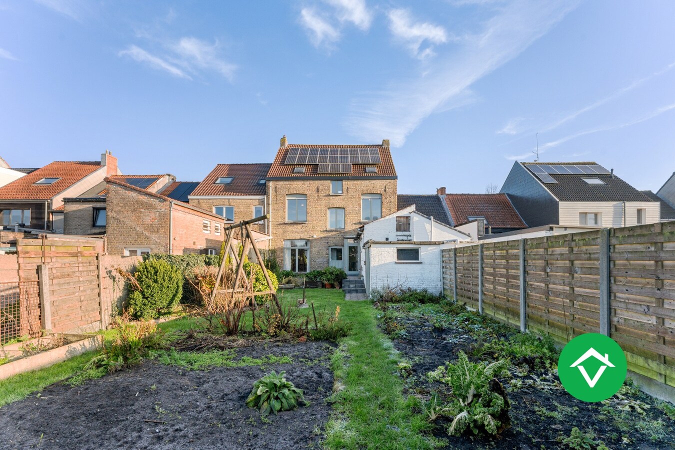 Ruim herenhuis met 4 slaapkamers en aparte garagebox in centrum Gistel 
