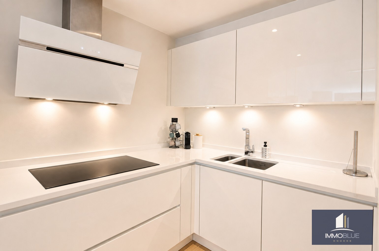 Appartement prêt à emménager avec deux chambres à coucher de belle superficie, idéalement situé au centre. 