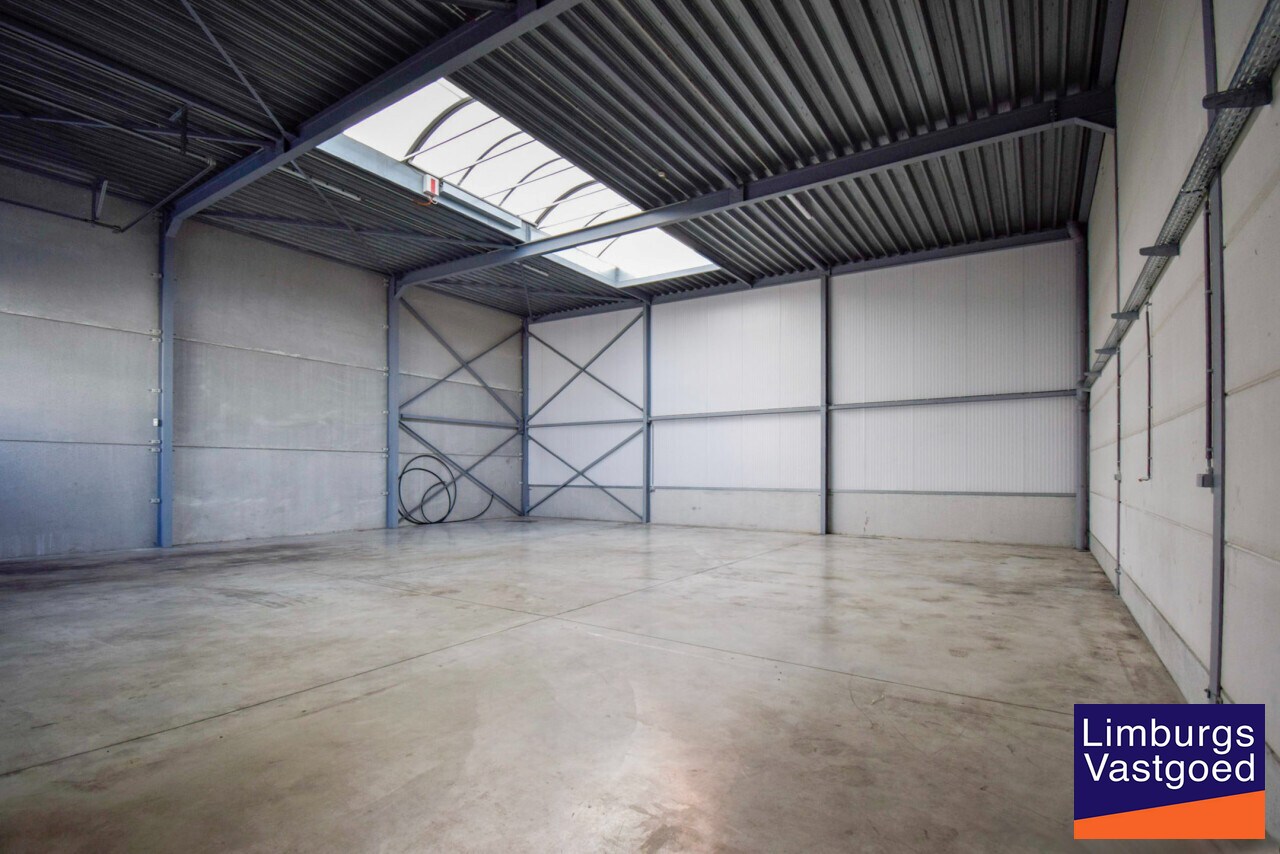 Instapklare KMO-unit, 225 m², met sectionaalpoort en parking 