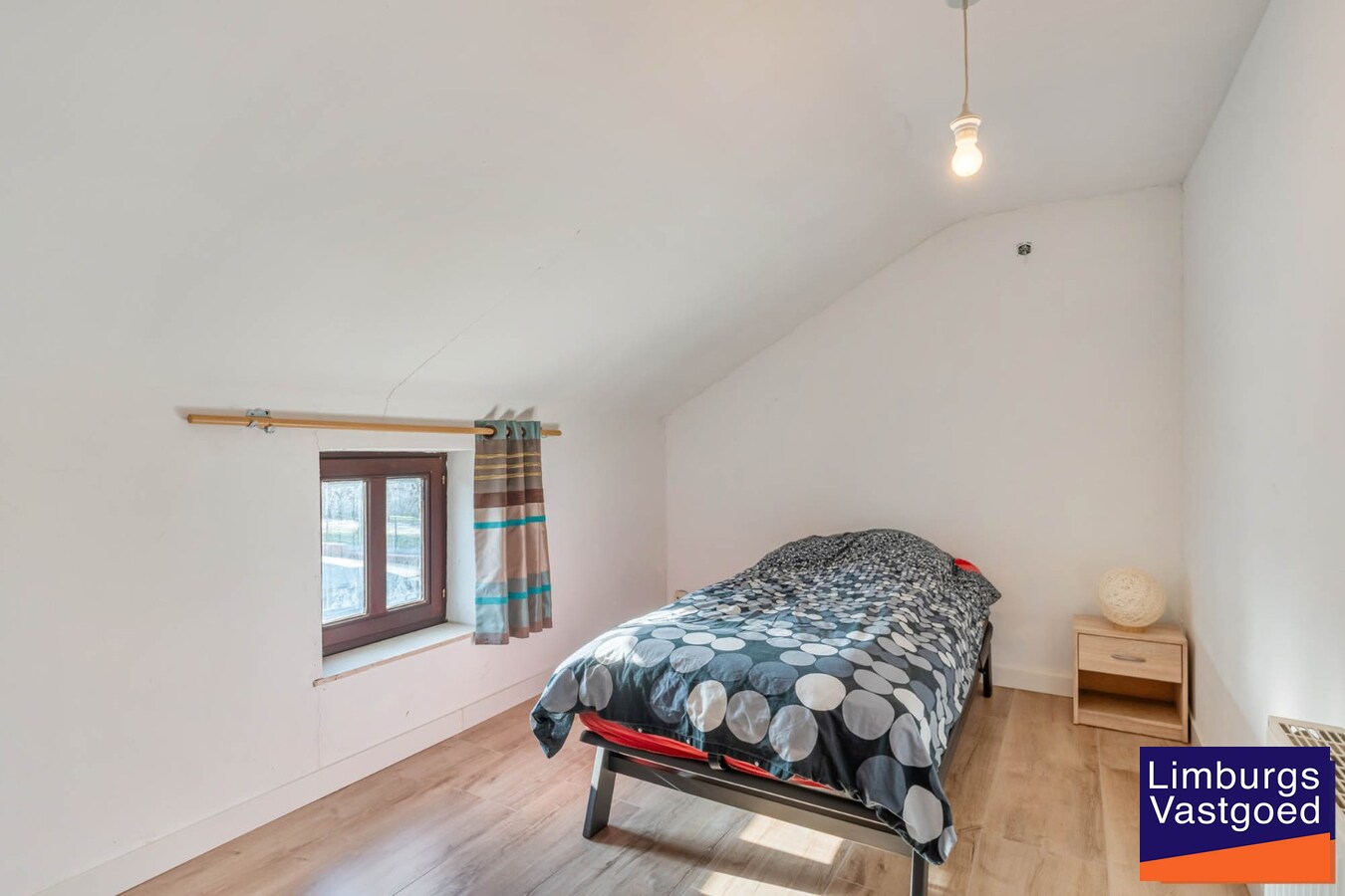 Instapklare woning met ruime loods/werkplaats, 11a 77ca 