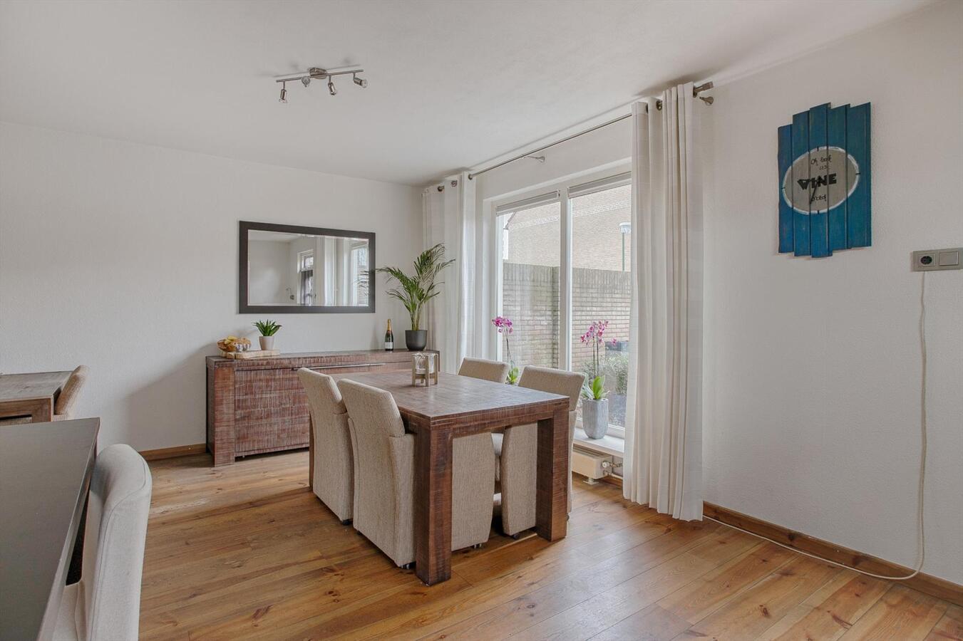 Halfvrijstaande woning met berging en vrije achterom gelegen in een rustige wijk in Bladel. 