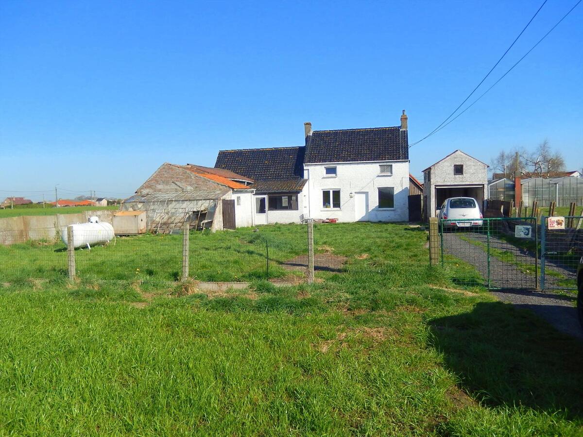 Te renoveren woning in de landelijke velden te Eernegem 