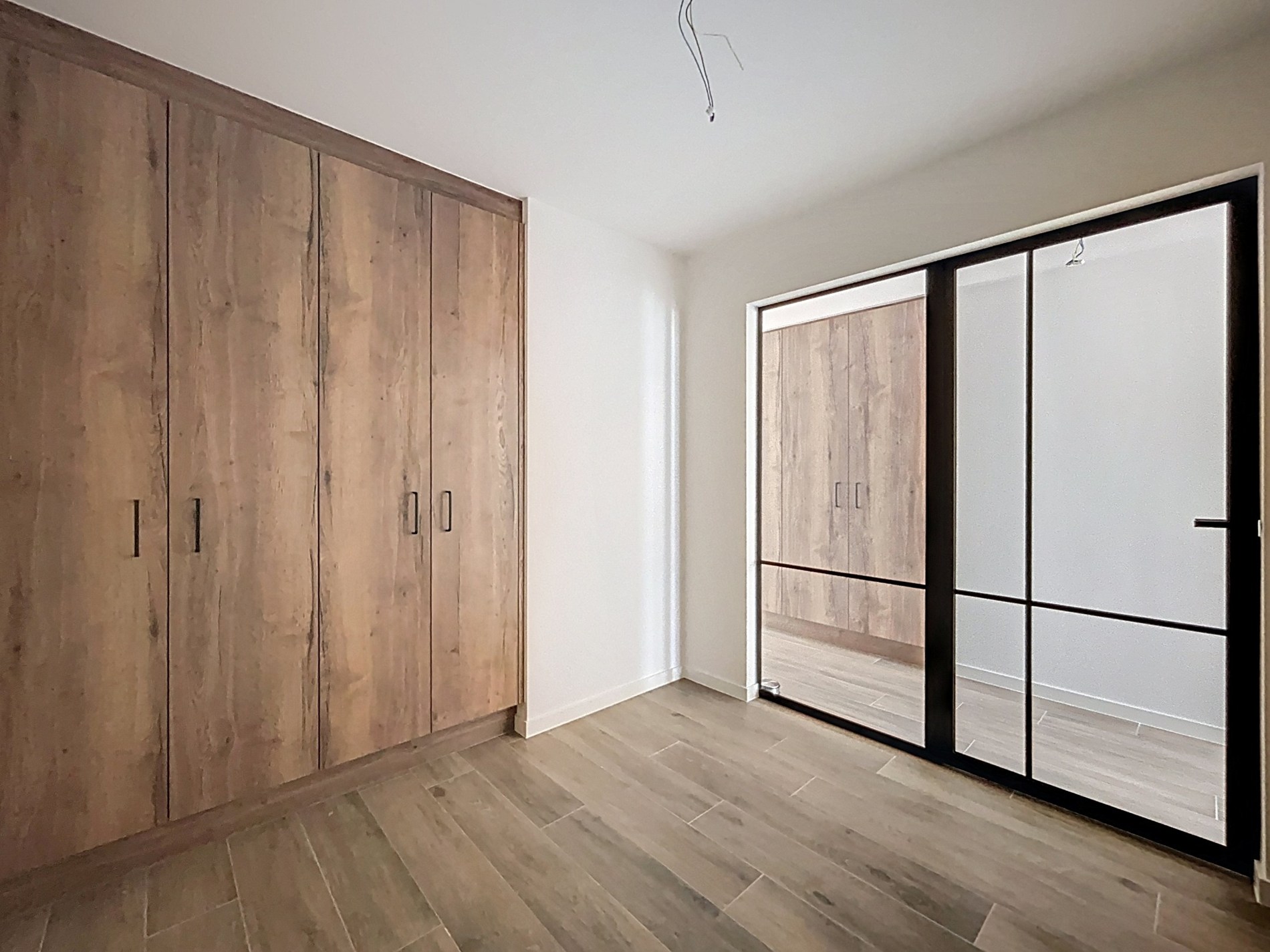 Appartement neuf haut de gamme au deuxième étage avec une vue imprenable sur la mer à vendre. 