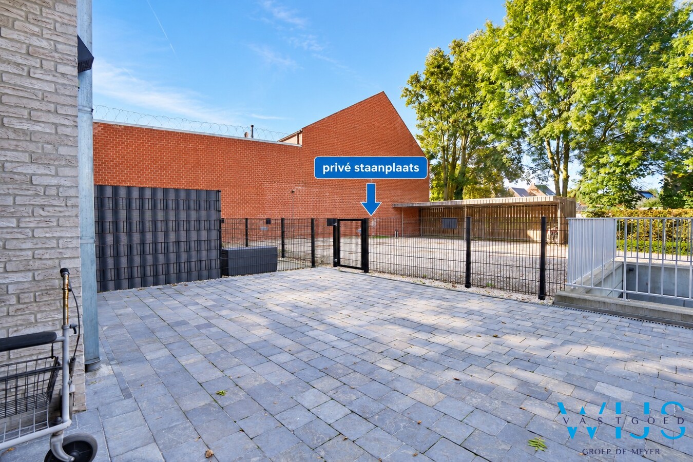 Recent verzorgd gelijkvloers appartement met garage en staanplaats ! 