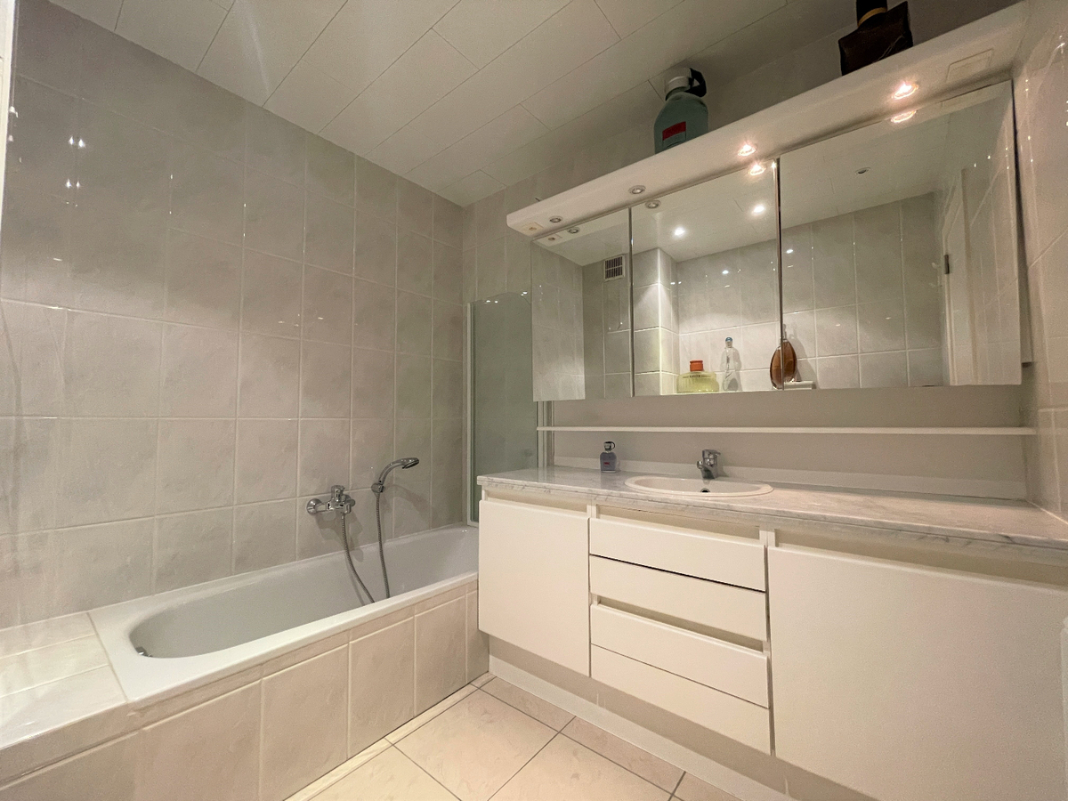 Ruim appartement met twee slaapkamers en garage te centrum Roeselare 