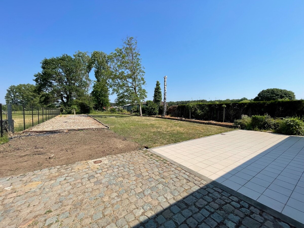 "Ruime open bebouwing met prachtige tuin in Lummen - 3 slaapkamers, bureauruimte en 1 badkamer" 