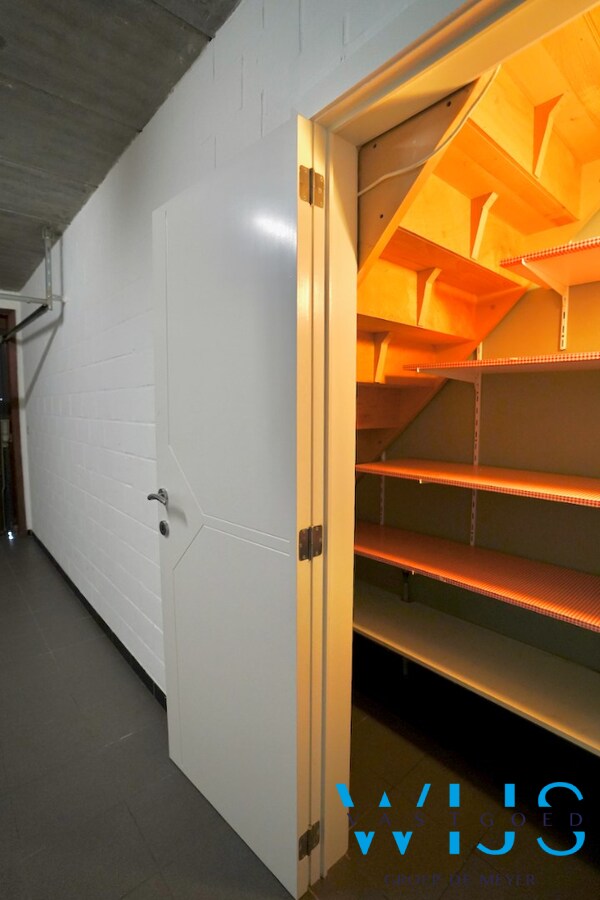 Instapklaar woonhuis in woonwijk te Eeklo! 