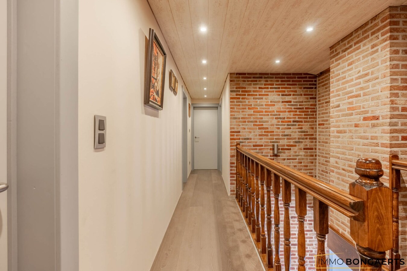 Ruime woning met drie slaapkamers en leefveranda 