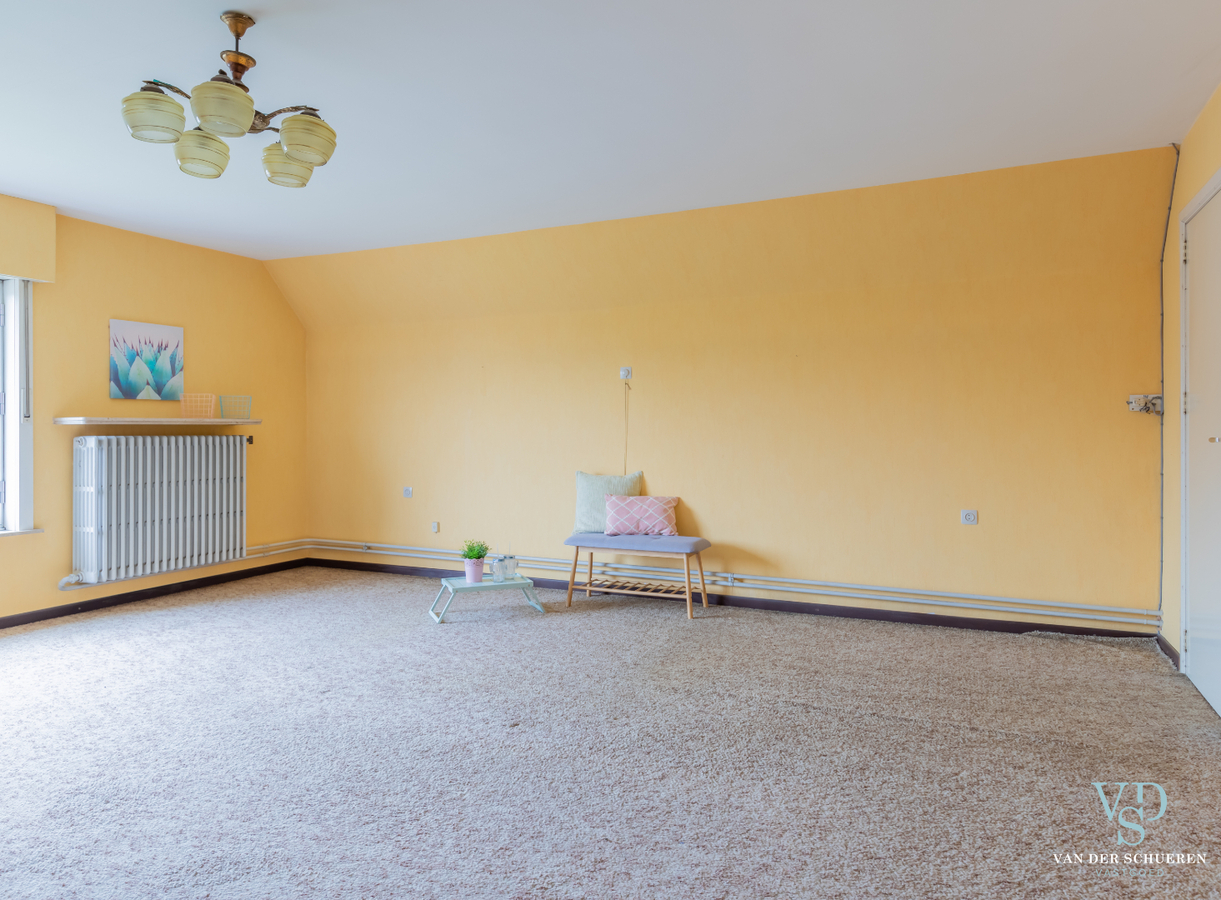 Degelijke, bijzonder ruime woning te Dikkelvenne. 