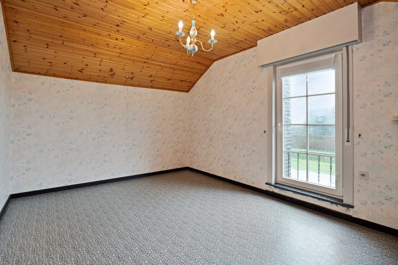 Solide en op te frissen woning te koop vlakbij centrum Lozer 