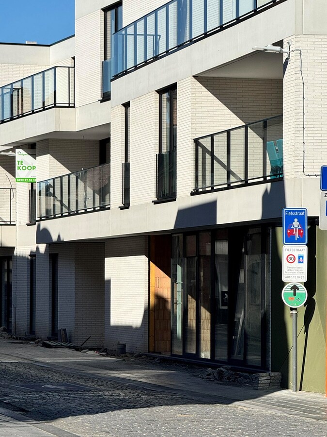 Volledig geschilderd Instapklaar appartement met garage in centrum Koekelare 