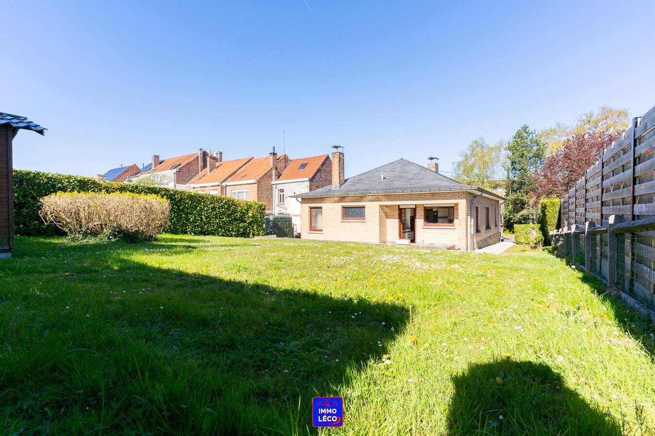 Villa "Plain-Pied" érigée sur 571m² avec garage, terrasse et jardin. 