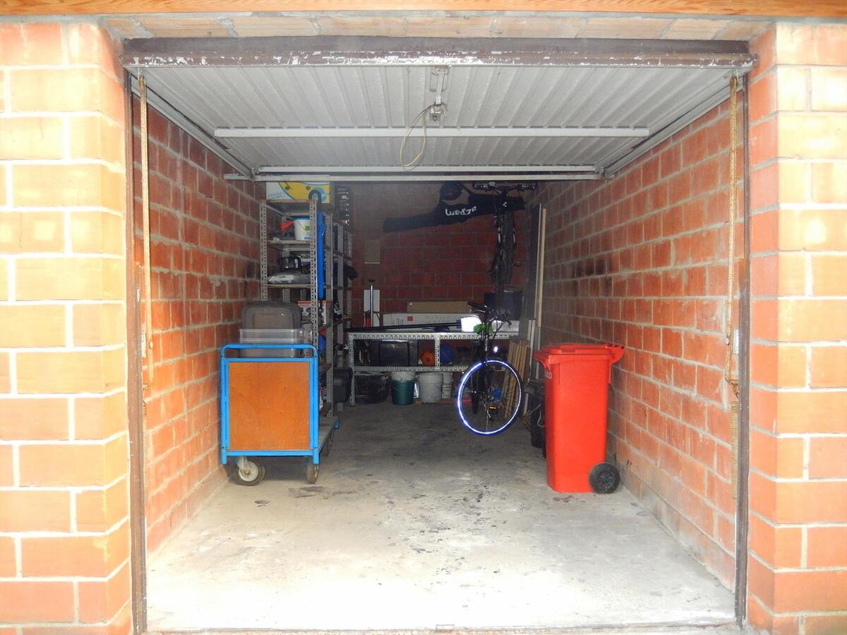 Instapklaar volledig vernieuwd appartement in centrum Varsenare met garage 