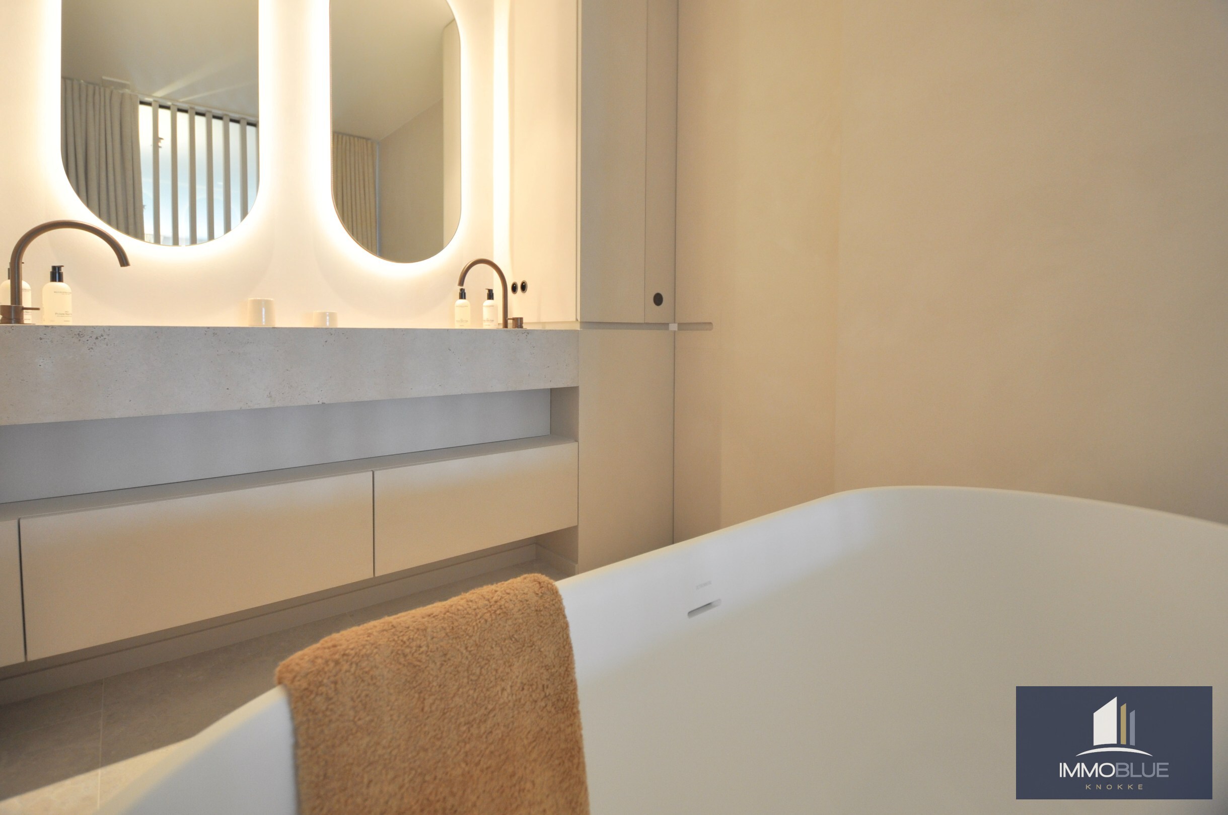 Appartement exceptionnel avec vue frontale sur la mer et une façade d’environ 11,5 mètres, situé au Zoute. 