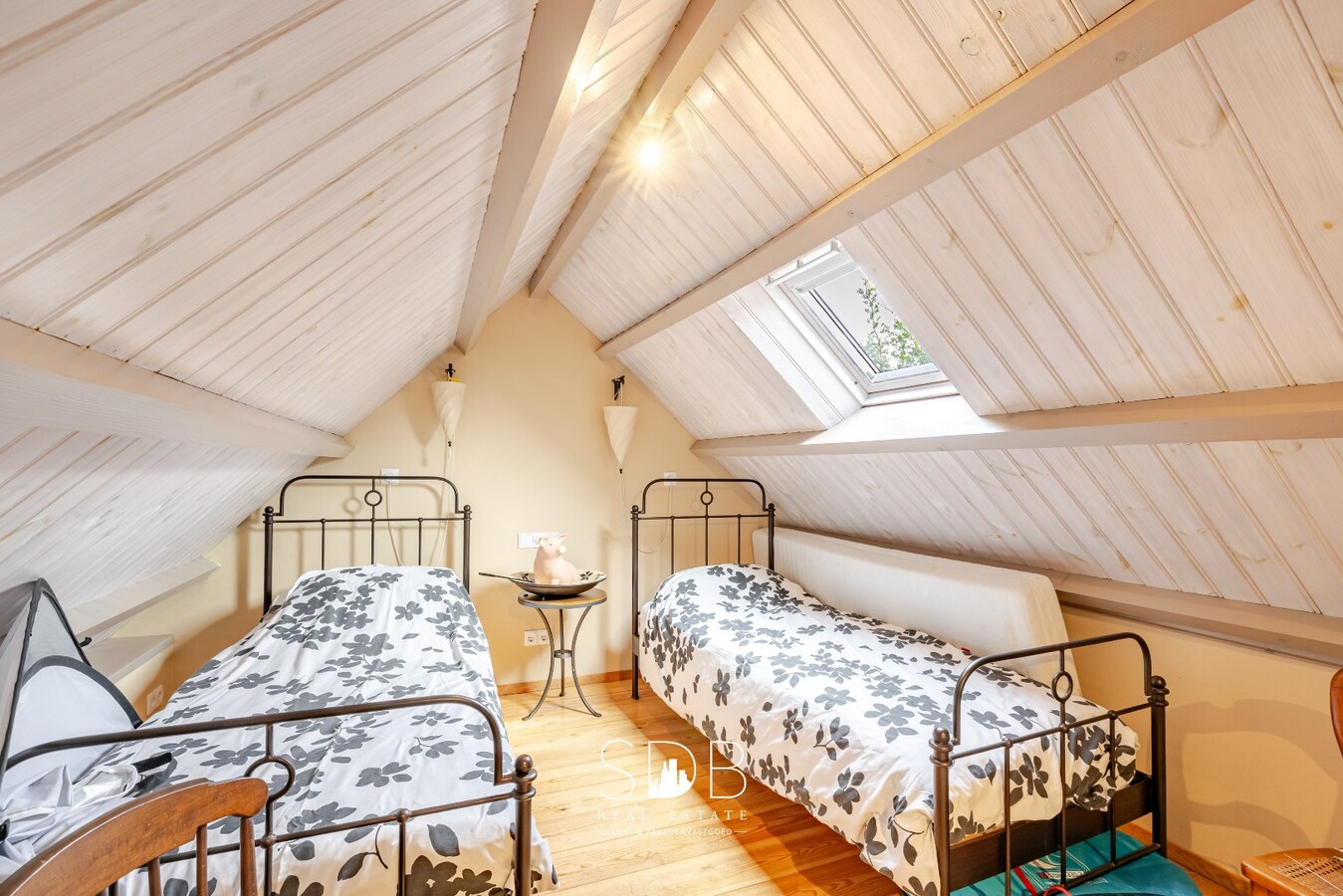 Landelijke woning met authentiek gastenhuis, stalgebouw, graslanden en buitenpiste op 20.285m² 