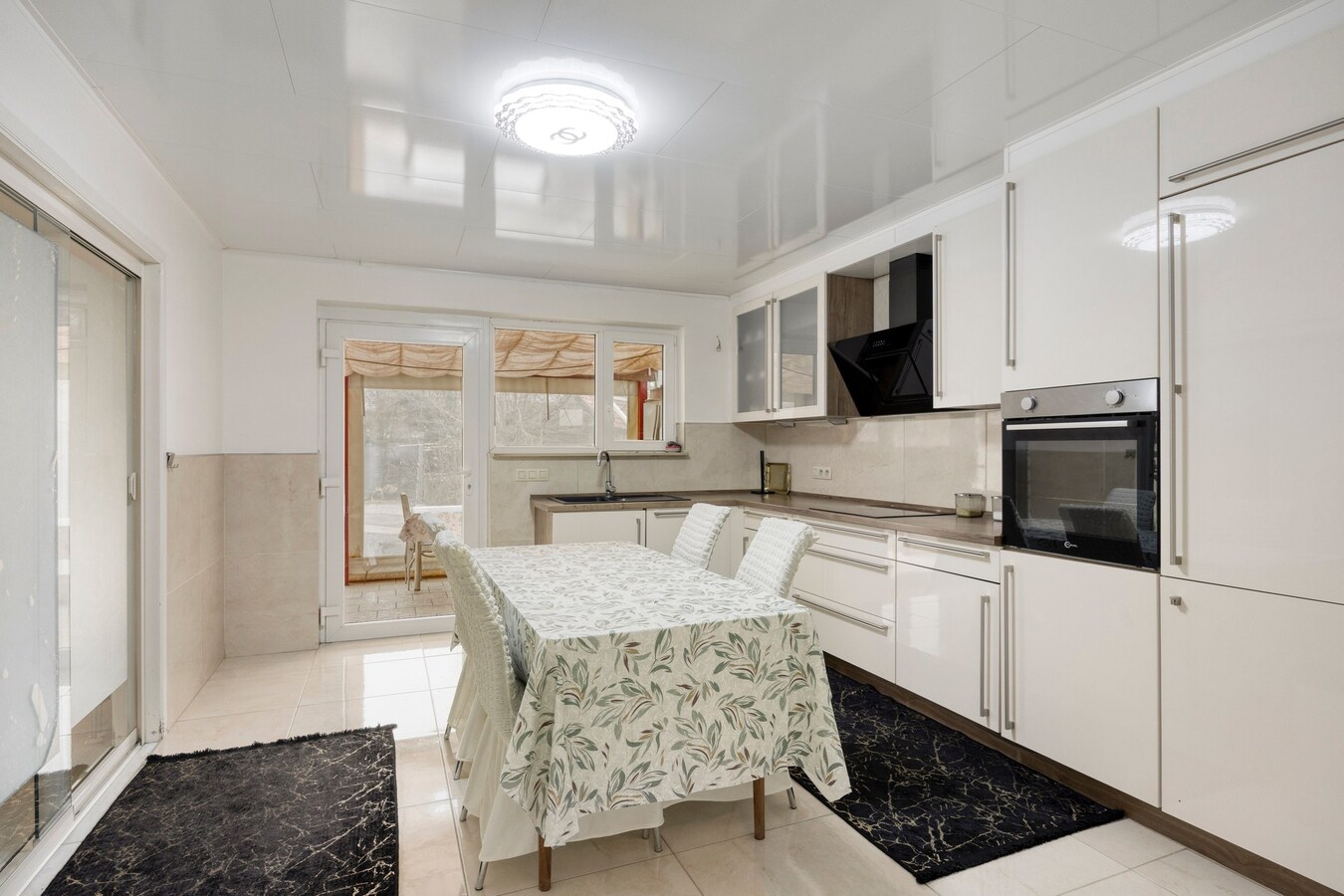 Residentieel gelegen woning met 4 slaapkamers.  Buurt 'De Hulst'. 