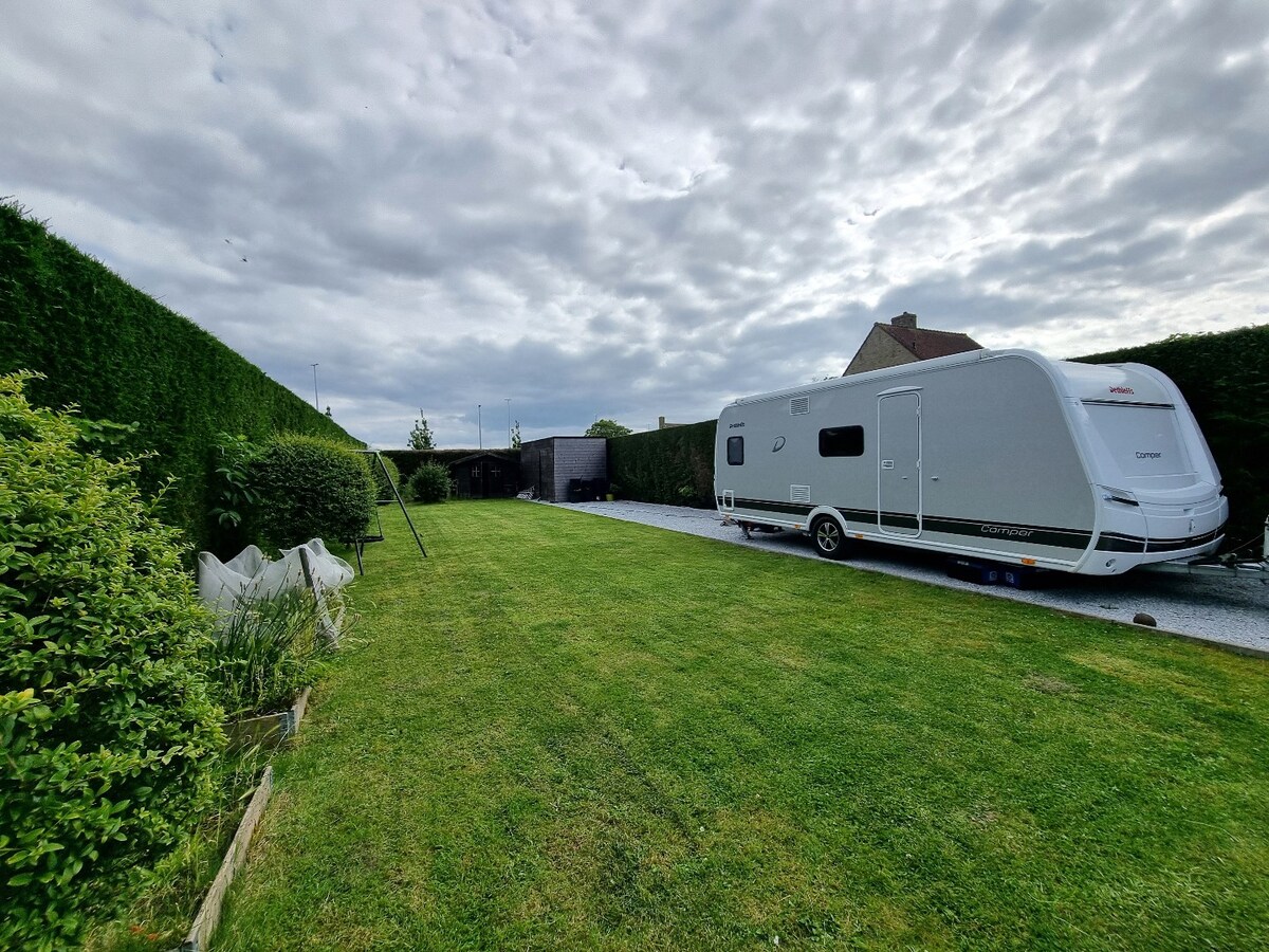 Prachtige, volledig gerenoveerde halfopen bebouwing op groot perceel van 842m² 