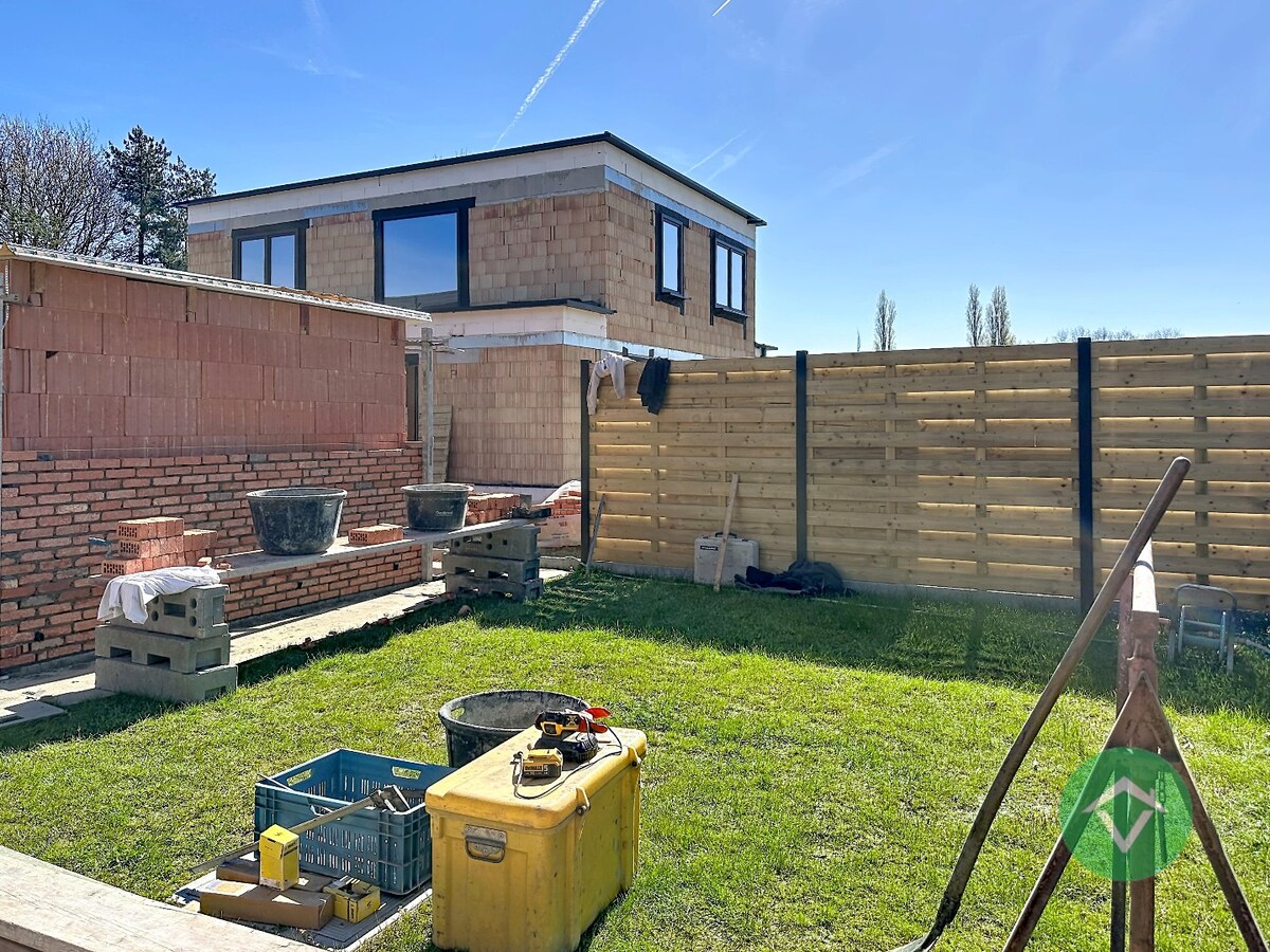 Moderne nieuwbouw tussenwoning met drie slaapkamers en garage in Moere 