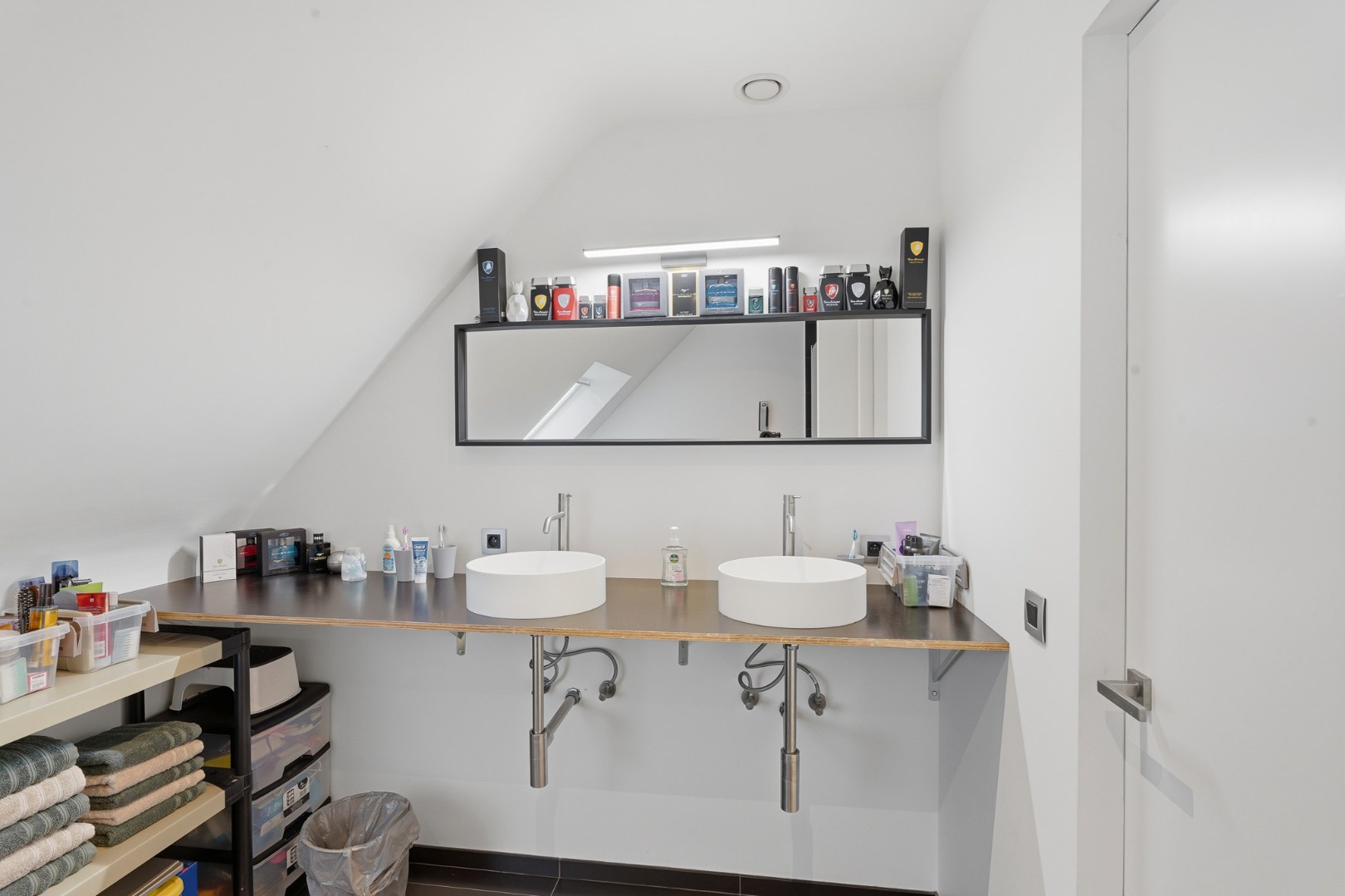 Moderne halfopen bebouwing met zonnige tuin en hoogwaardige afwerking 