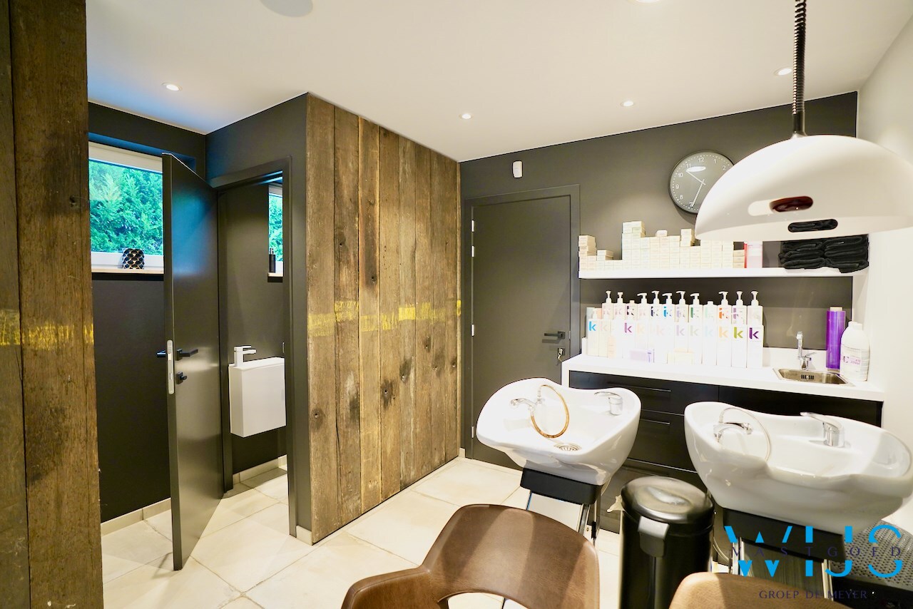 Stijlvolle alleenstaande woning met kapsalon te Kluizen 