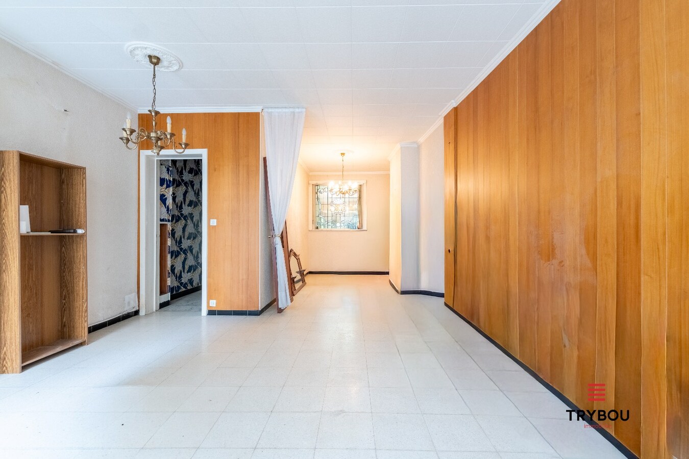 🏠 Te koop in het hart van Diksmuide – Woning met woon-winkelcombinatie en charmant stadstuintje 