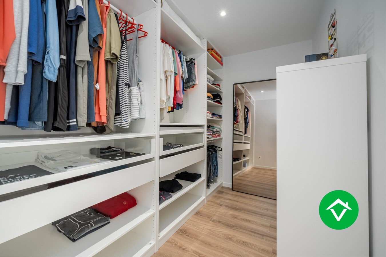 Zeer stijlvolle en instapklare villa te koop in het centrum van Koekelare. 