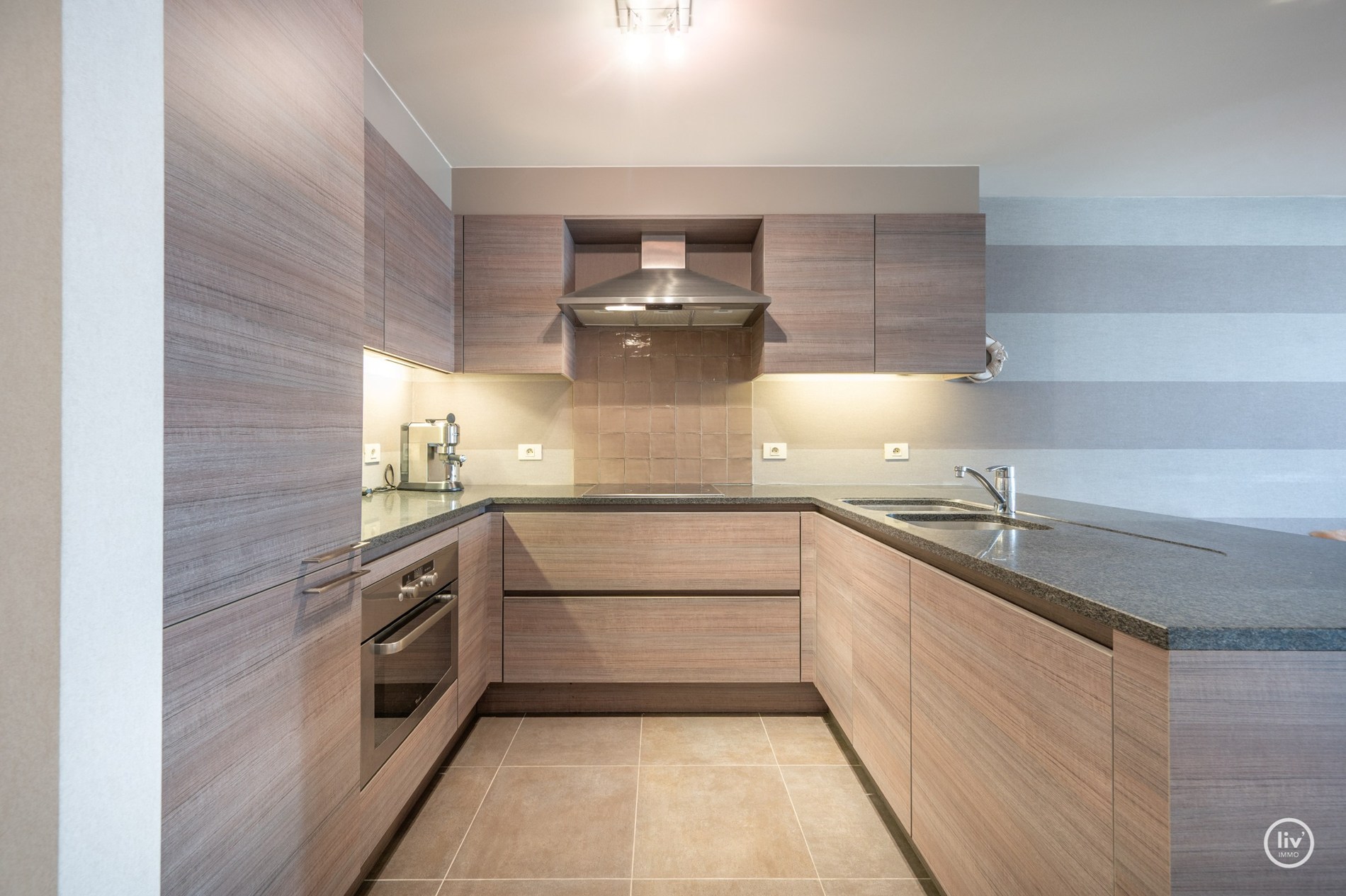 Mooi ruim en récent appartement centraal gelegen op de Leopoldlaan te Knokke. 