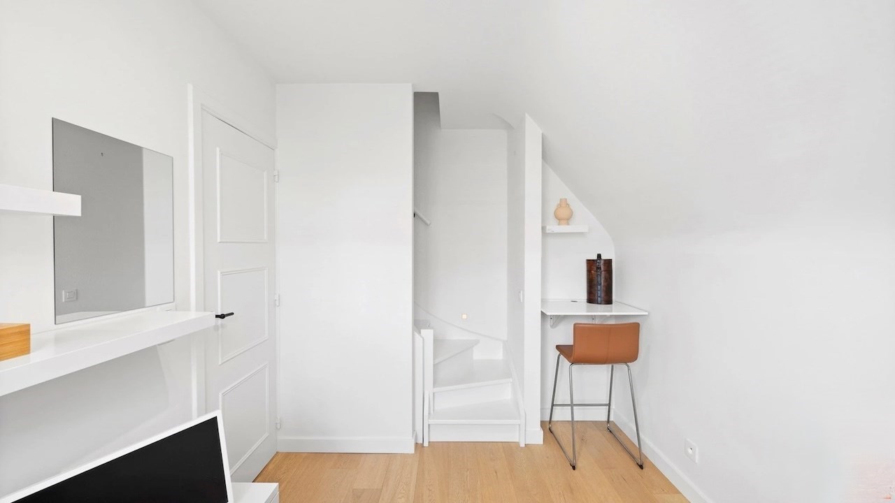 Gezellige villa in een paadje op een zeer centrale ligging, net naast het commerciële centrum van Knokke en op wandelafstand van de zee. 