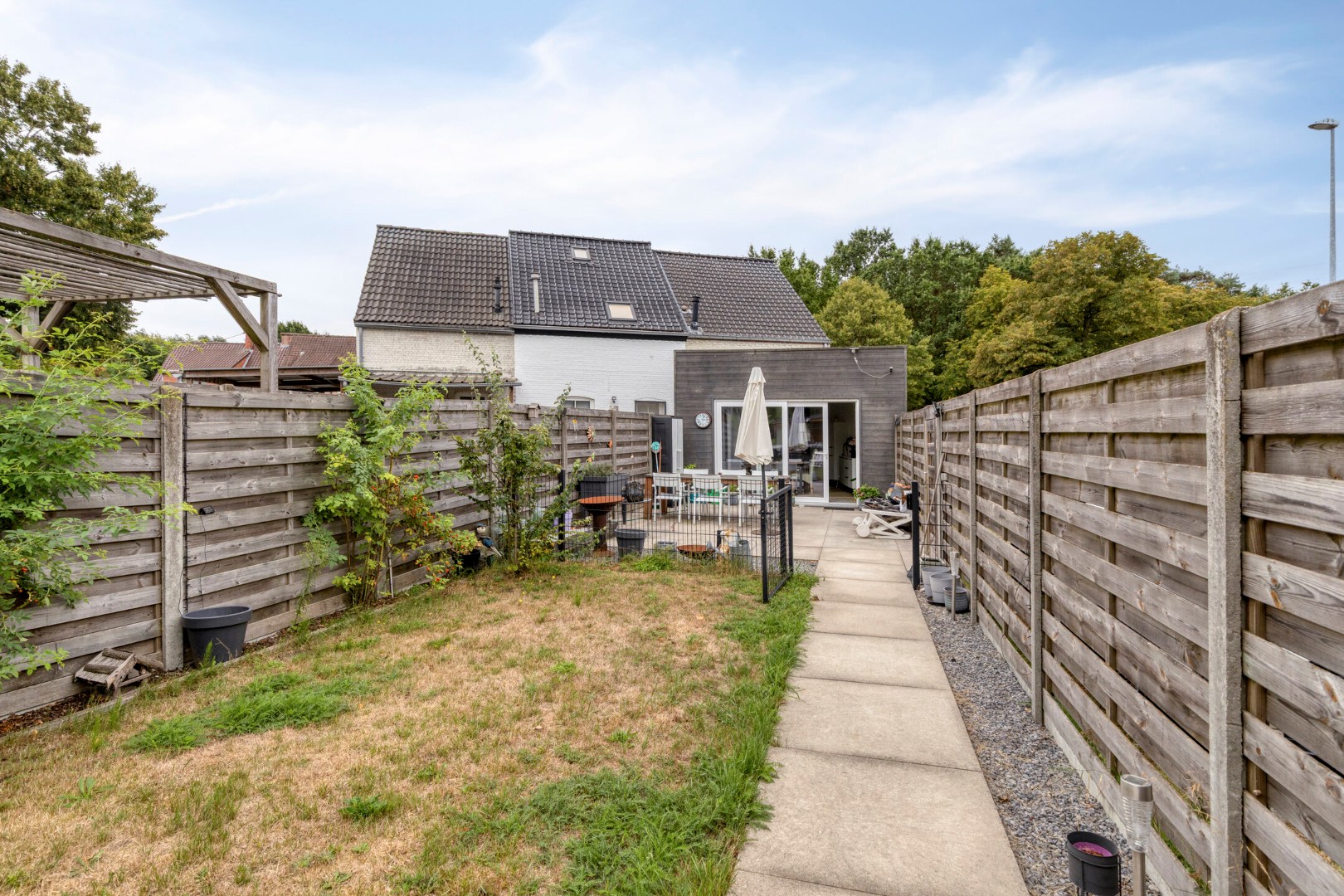Charmante woning met 2 slpk. en garage in Mol-Sluis 