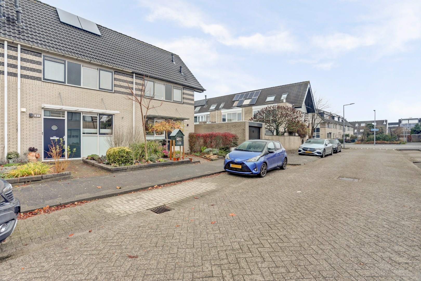 Ruime 5-kamer tussenwoning met inbouw keuken, moderne badkamer, 4 slaapkamers, ruime tuin gelegen op het zuidwesten. 