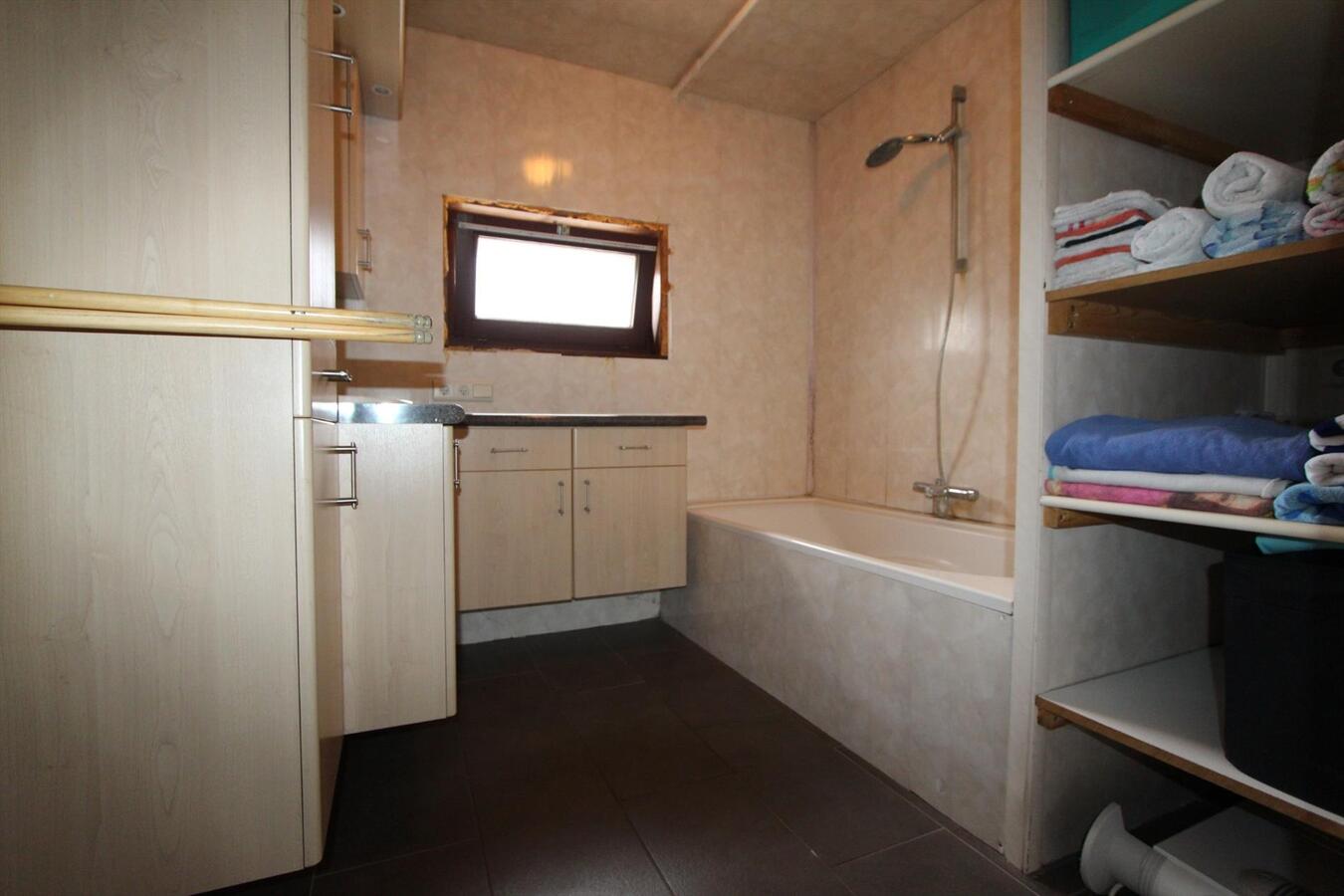 Ruime alleenstaande woning met 5 slaapkamers en garage te Koekelare 