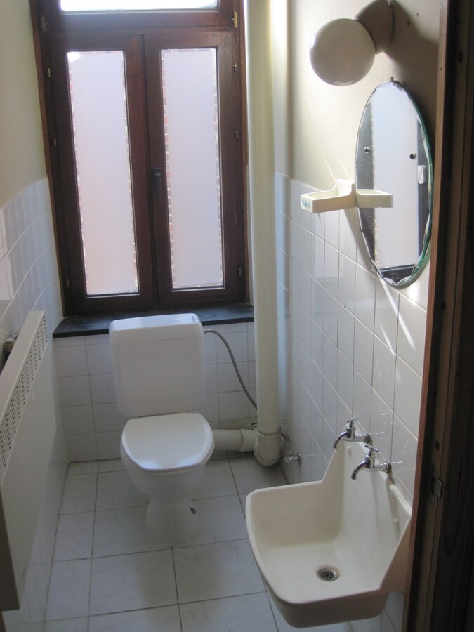 Bijzonder ruim gelijkvloers woonappartement. 