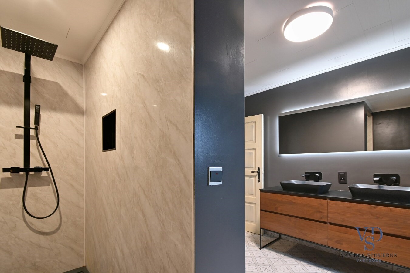 Bijzonder degelijke, instapklare ruime eigendom 