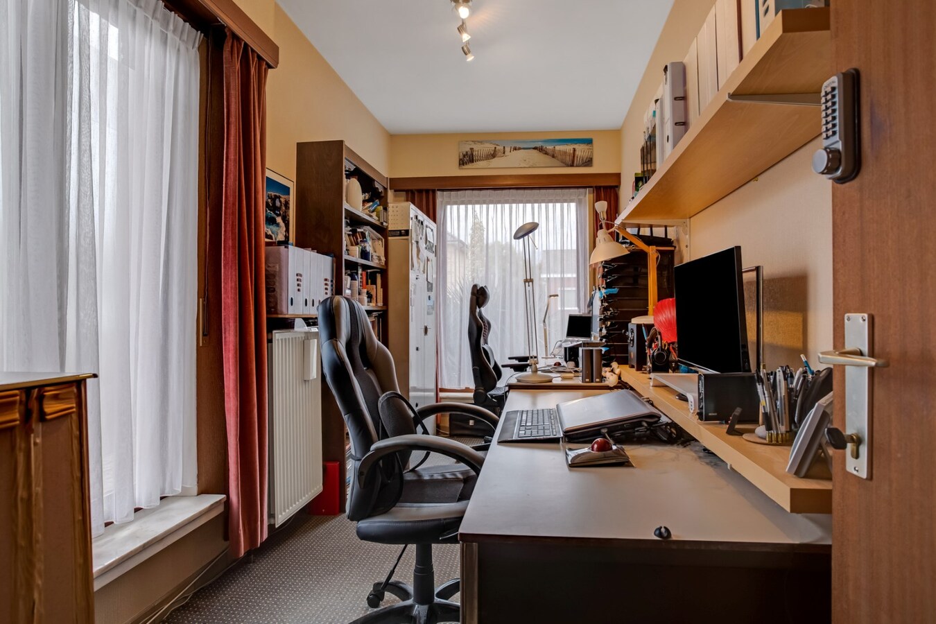 Vrijstaande woning met garage op ruim perceel in het centrum. 