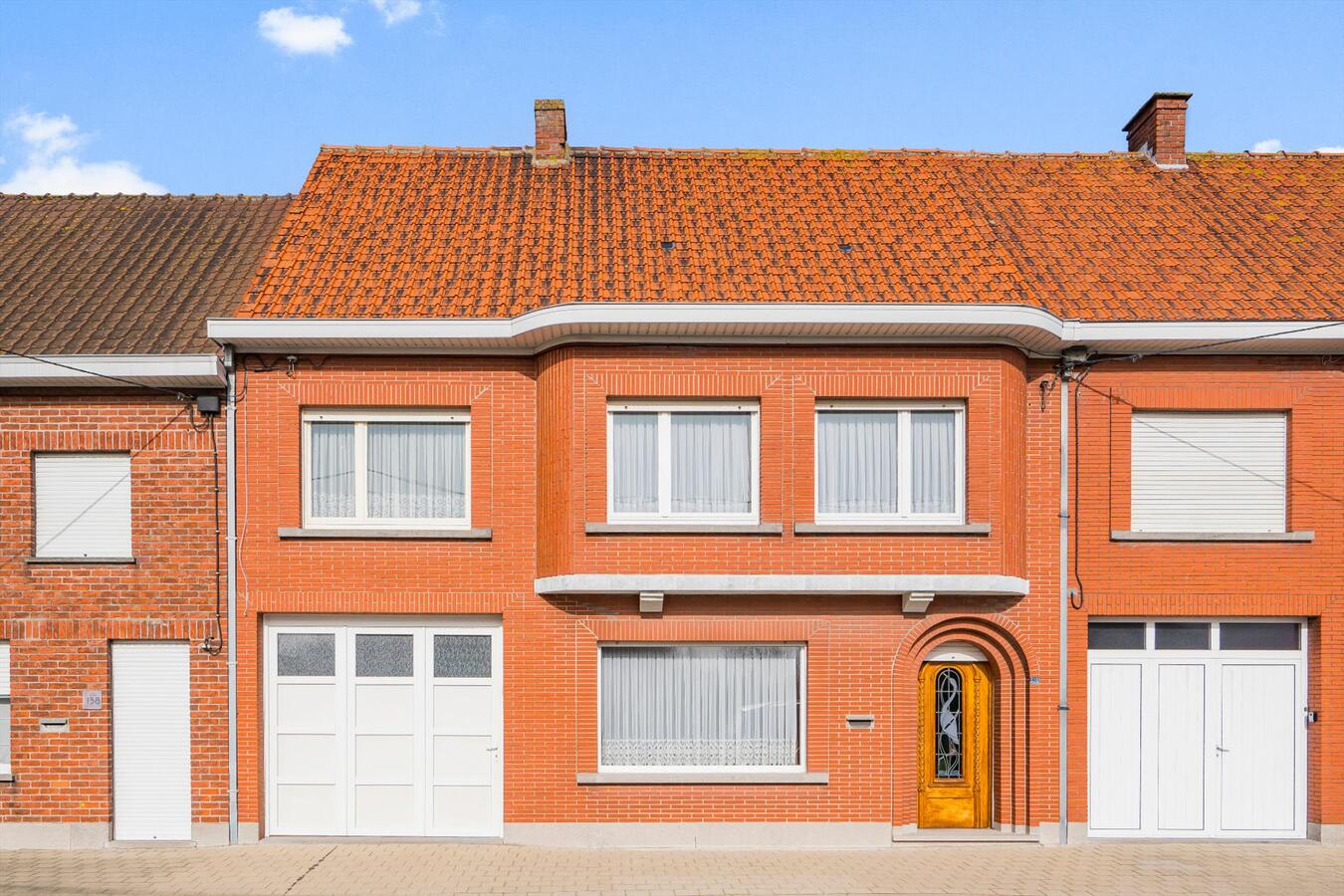 Gunstig gelegen, verrassend ruime rijwoning met grote tuin 