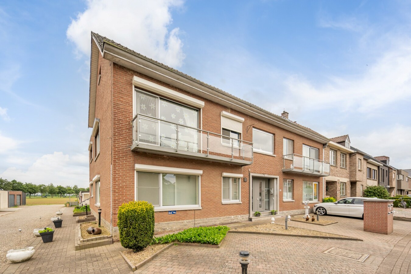 Gelijkvloers, degelijk appartement met 2 slaapkamers, ruim terras, carport en garage. 