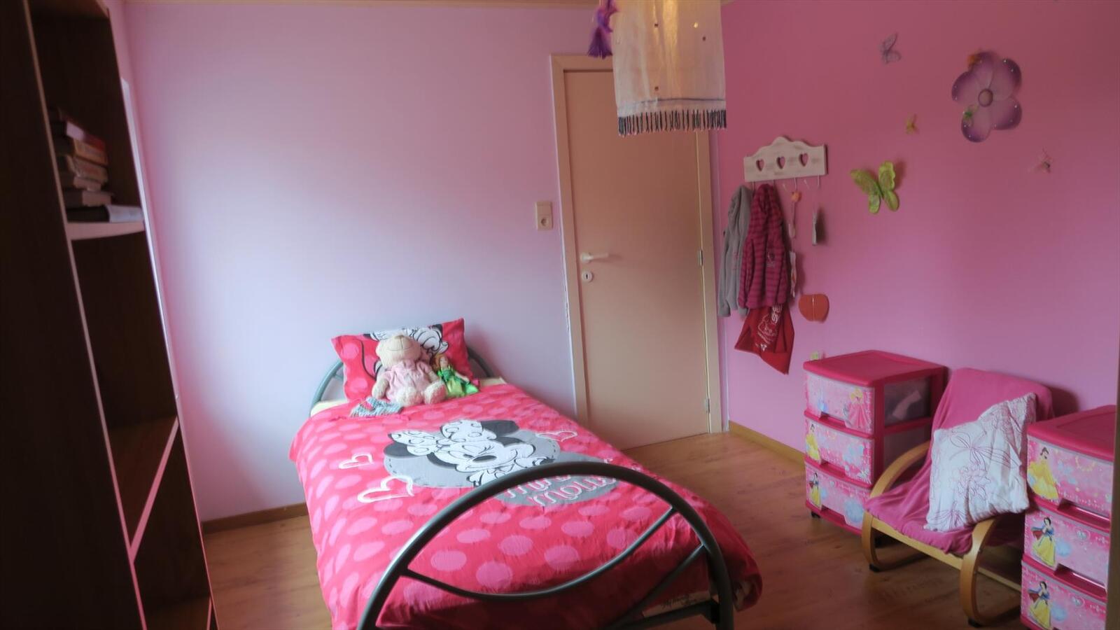 Degelijke goed, onderhouden woning op ruim perceel grond 