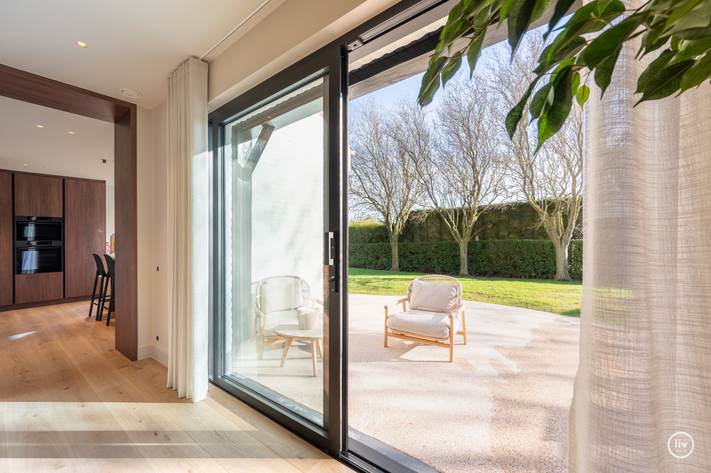 Prachtig gerenoveerde villa, gelegen op een groot perceel van 1365 m2 in een residentiële villawijk op fietsafstand van het centrum van Knokke. 