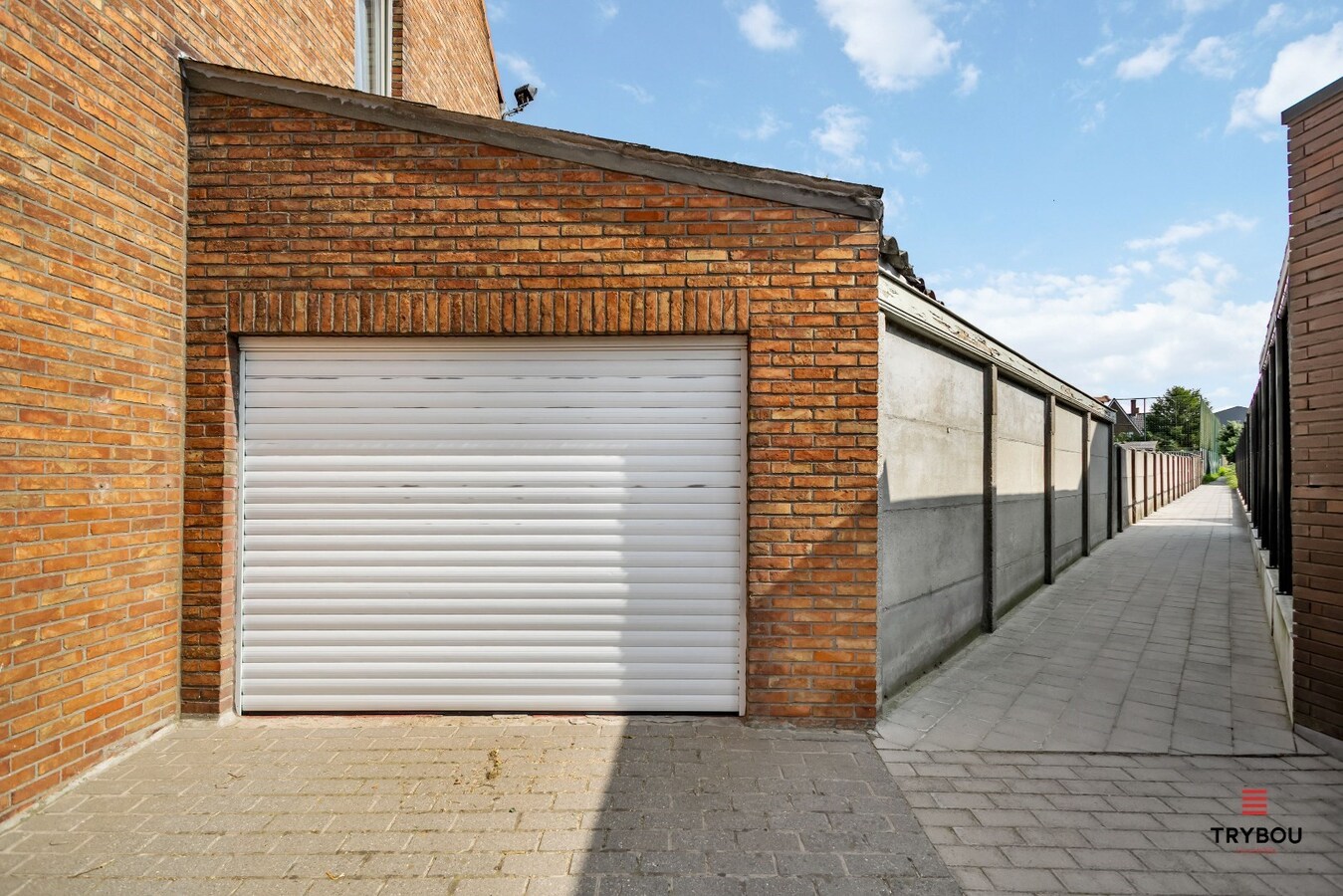 Centraal gelegen, halfopen woning met grote goed onderhouden tuin 