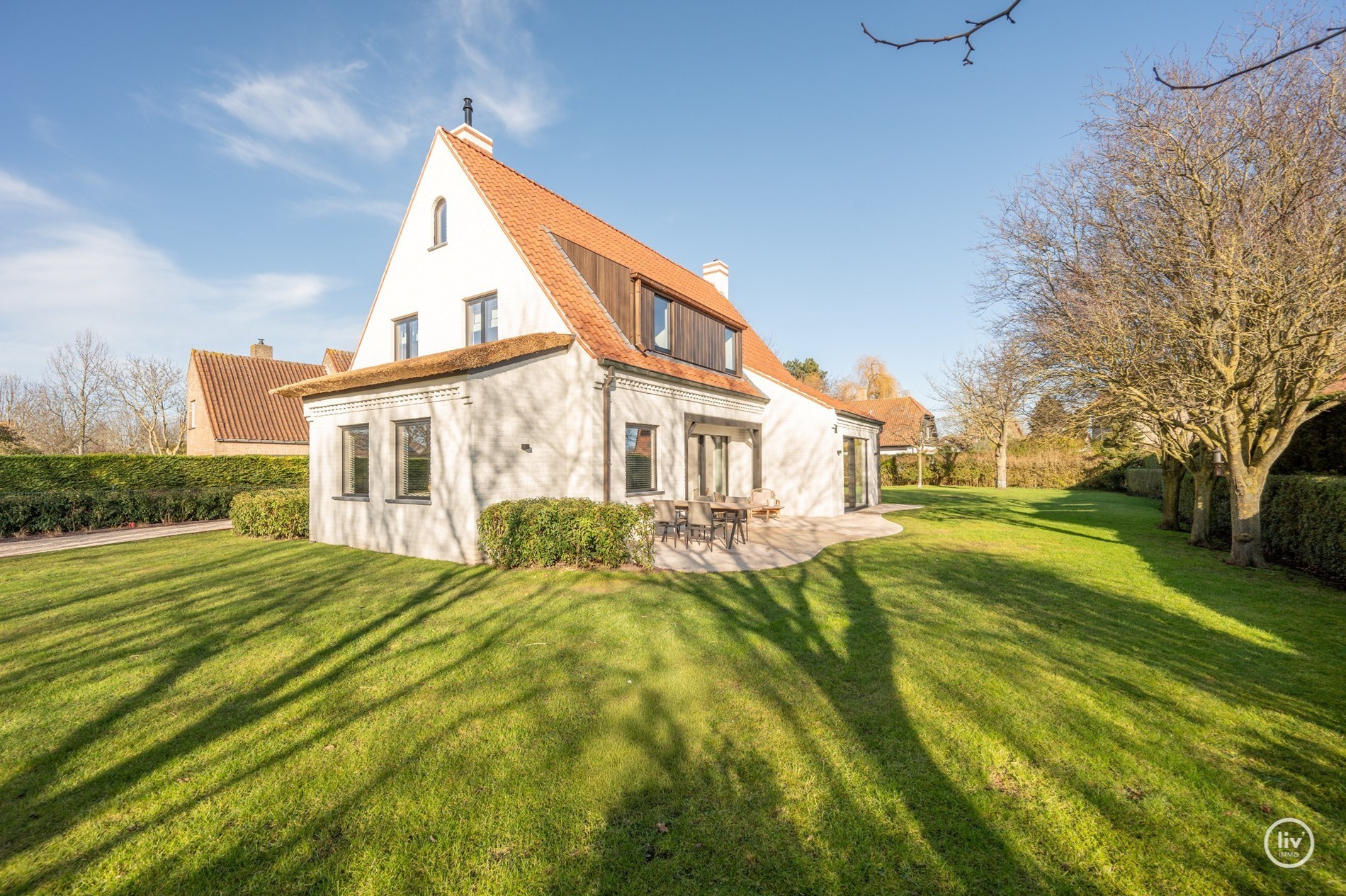 Magnifique villa rénovée, située sur un grand terrain de 1365 m2 dans un quartier résidentiel de villas, à proximité du centre de Knokke. 