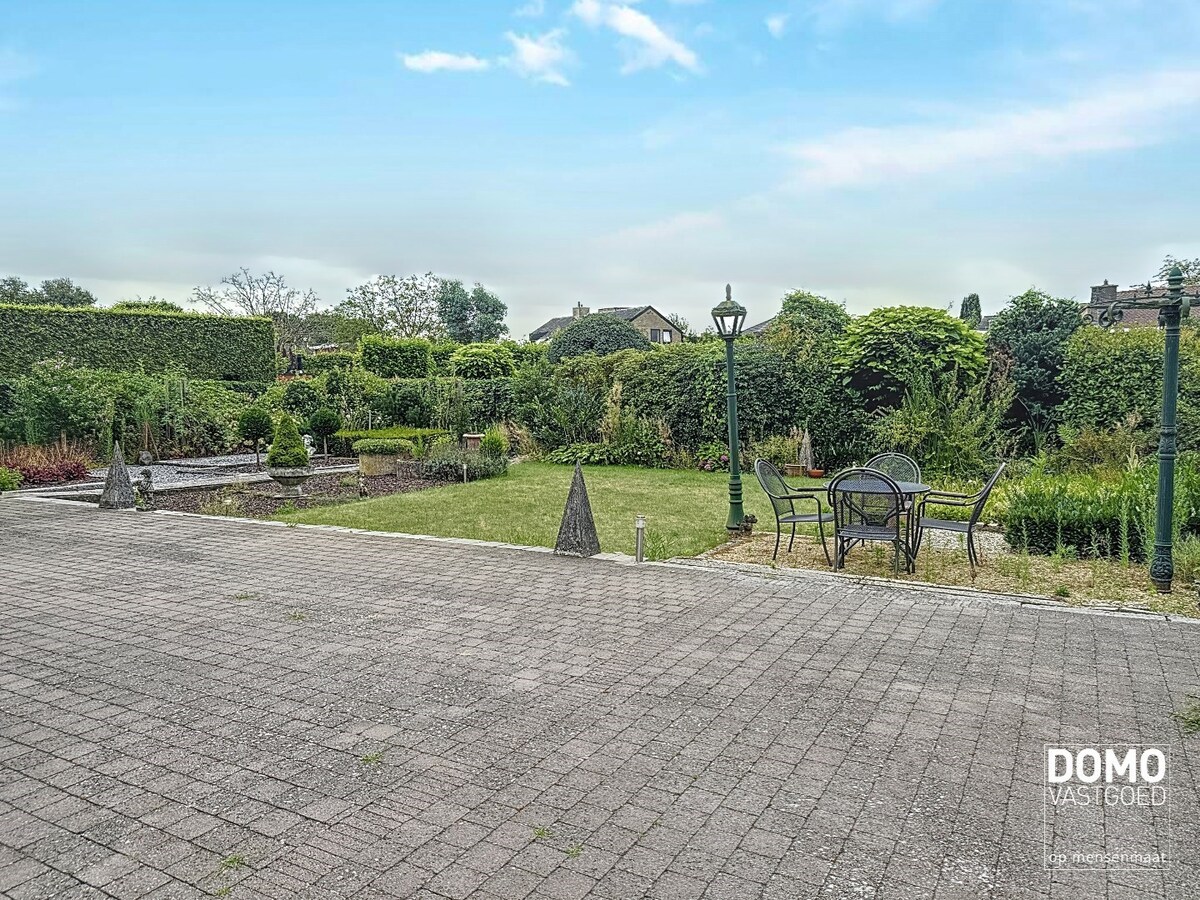 RUIME GELIJKVLOERSE WONING OPEN BEBOUWING GELEGEN OP EEN PERCEEL VAN 12a77ca TE KERMT 