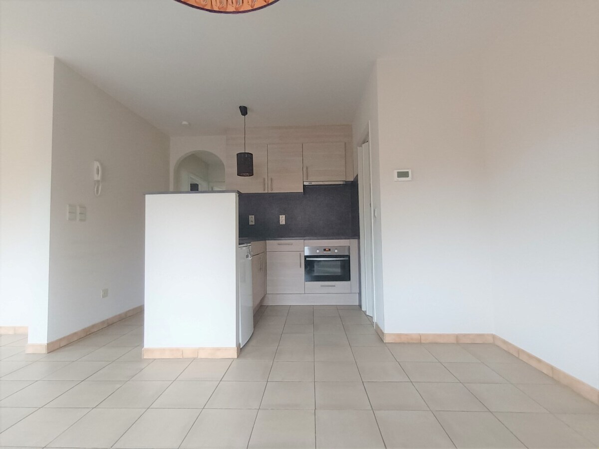 Ruim appartement rustig gelegen in Kuringen. Dichtbij winkels, scholen, autosnelwegen en openbaar vervoer. 