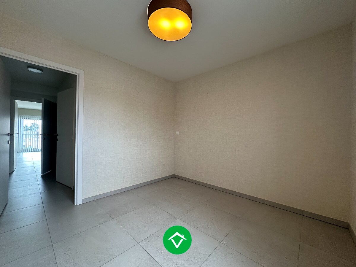 Charmant 2-slaapkamerappartement met garage en extra berging aan markt Kortemark 