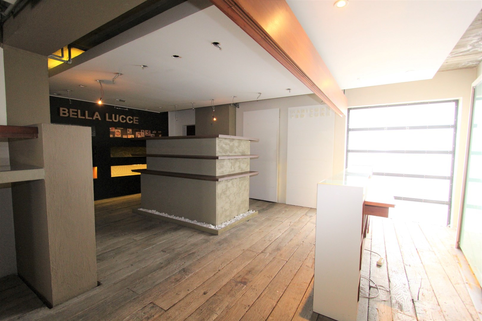 PRACHTIG GELEGEN MODERNE HANDELSWONING 